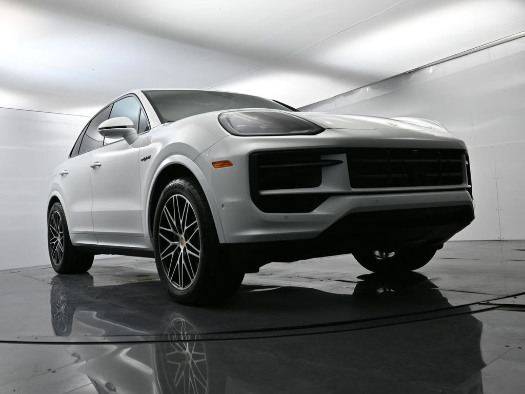 Certified 2025 Porsche Cayenne E-Hybrid w/ Premium Package Plus image 58