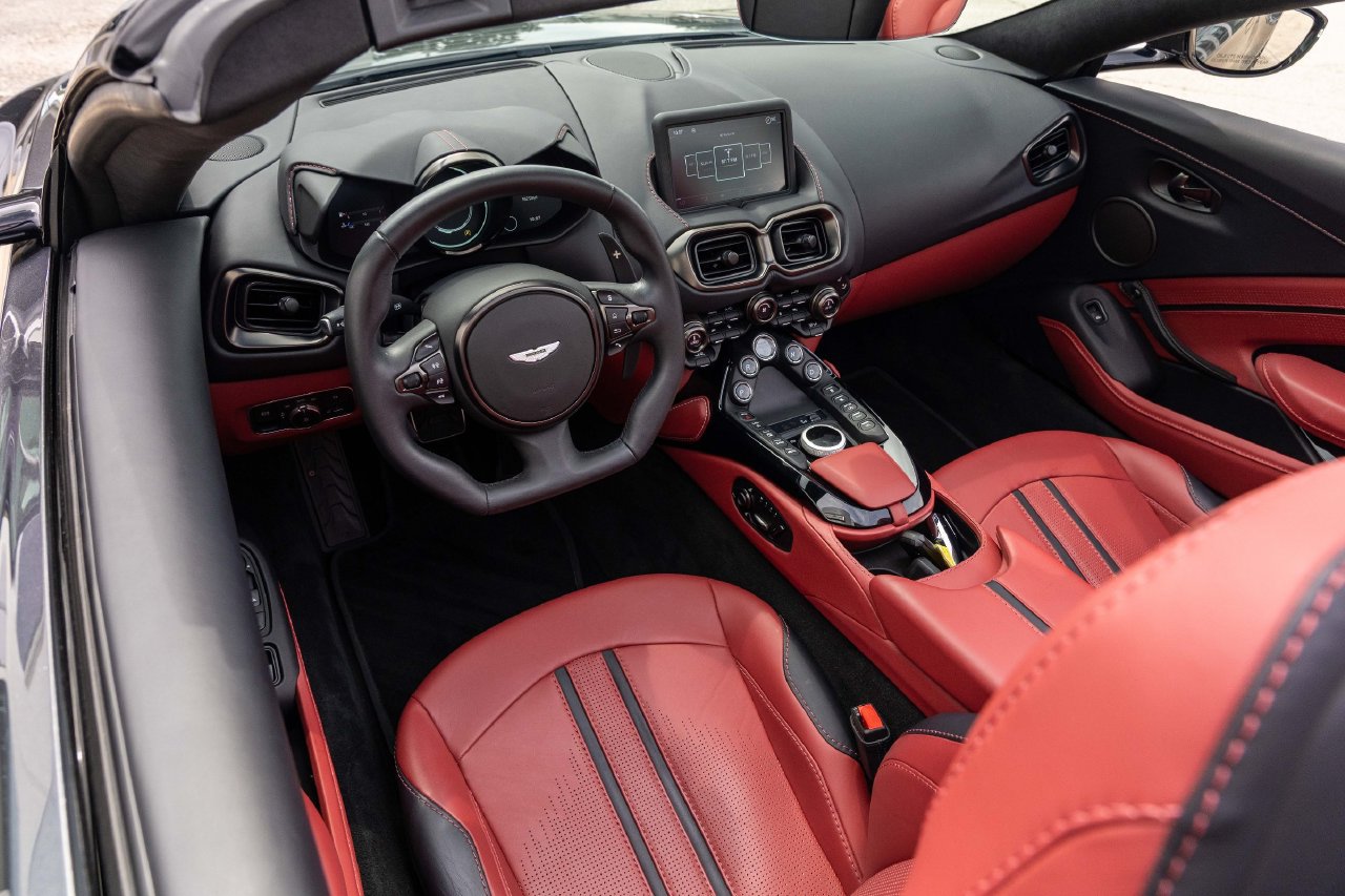 Used 2023 Aston Martin V8 Vantage Roadster RWD image 26