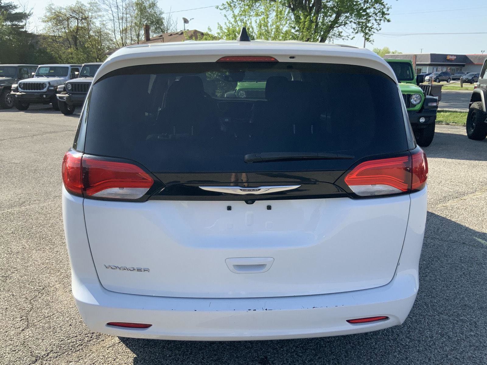 Used 2023 Chrysler Voyager LX FWD image 9