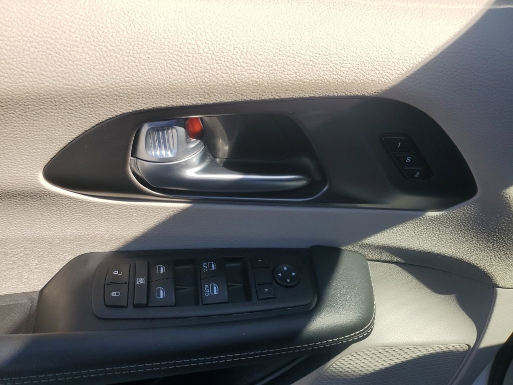 Used 2024 Chrysler Pacifica Limited FWD image 21
