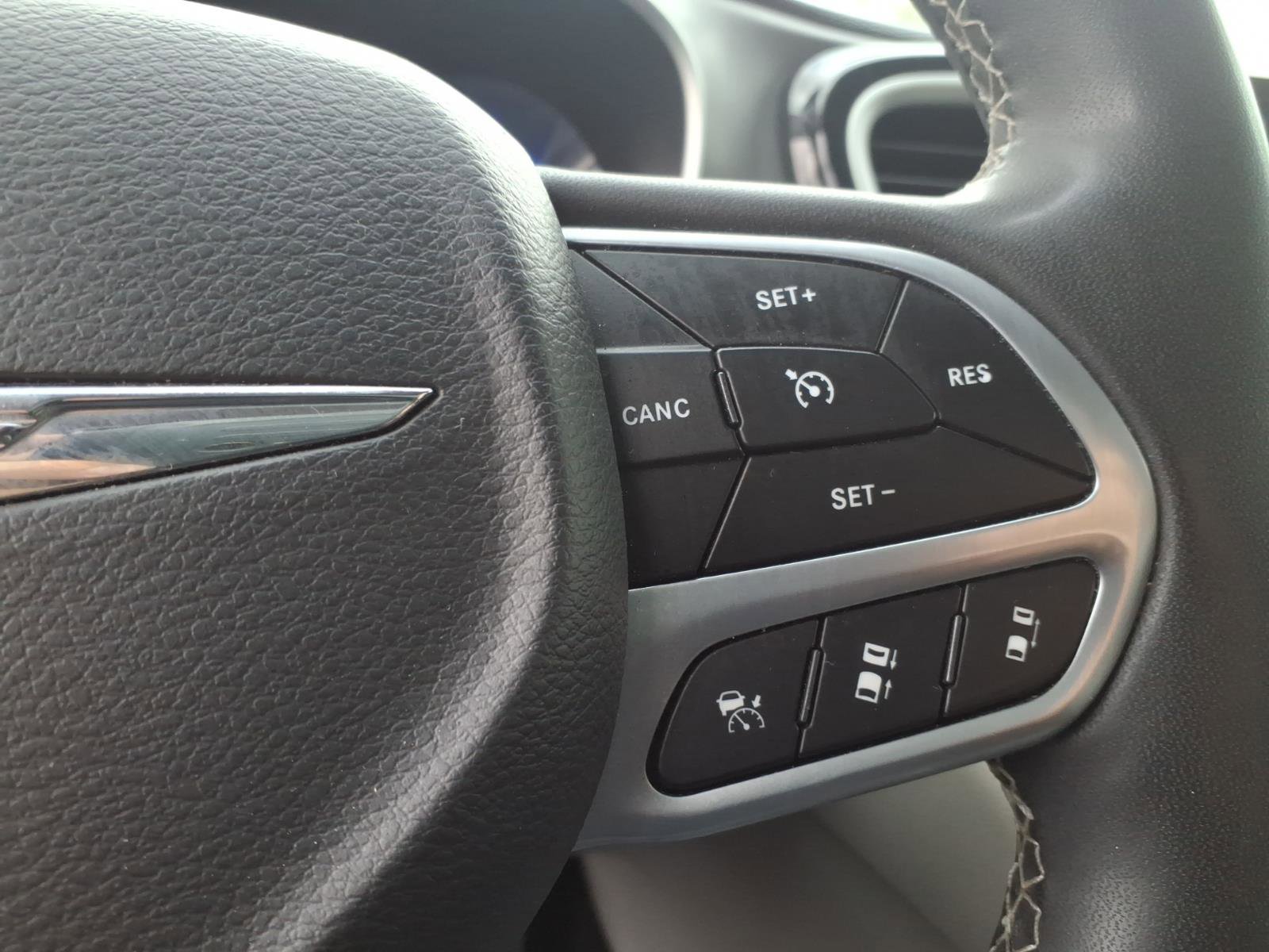 Used 2022 Chrysler Pacifica Touring-L image 23