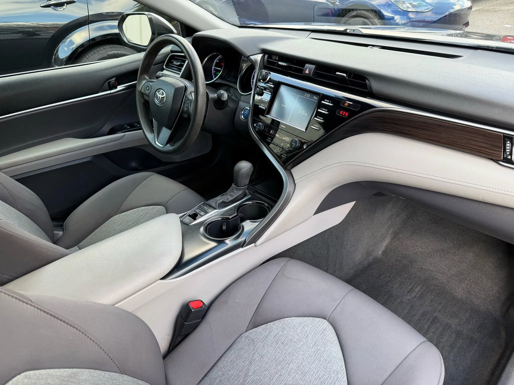 Used 2020 Toyota Camry LE image 19