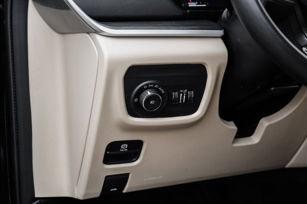 Used 2022 Jeep Grand Cherokee L Limited AWD/4WD image 39