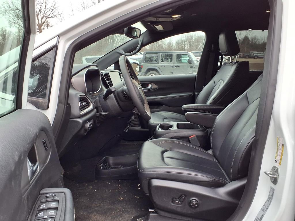 Used 2025 Chrysler Pacifica Select image 21