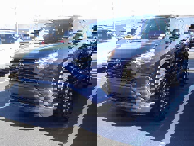 Used 2025 Toyota RAV4 XLE image 1