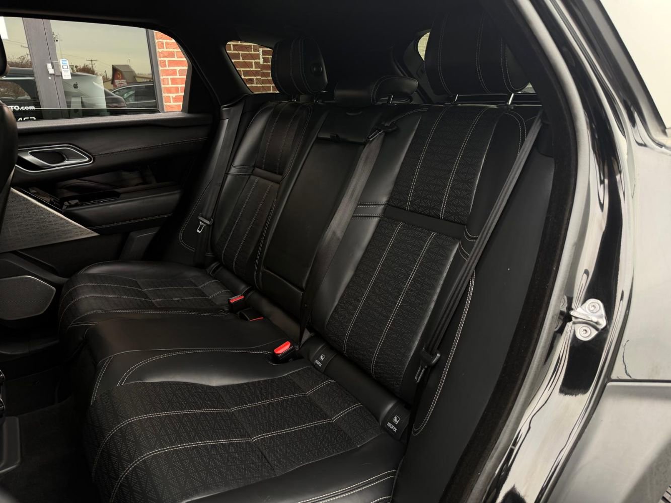 Used 2018 Land Rover Range Rover Velar R-Dynamic HSE image 31