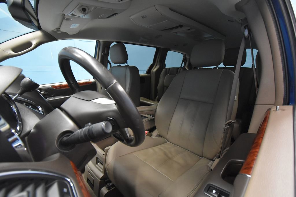 Used 2016 Chrysler Town & Country Touring FWD image 23