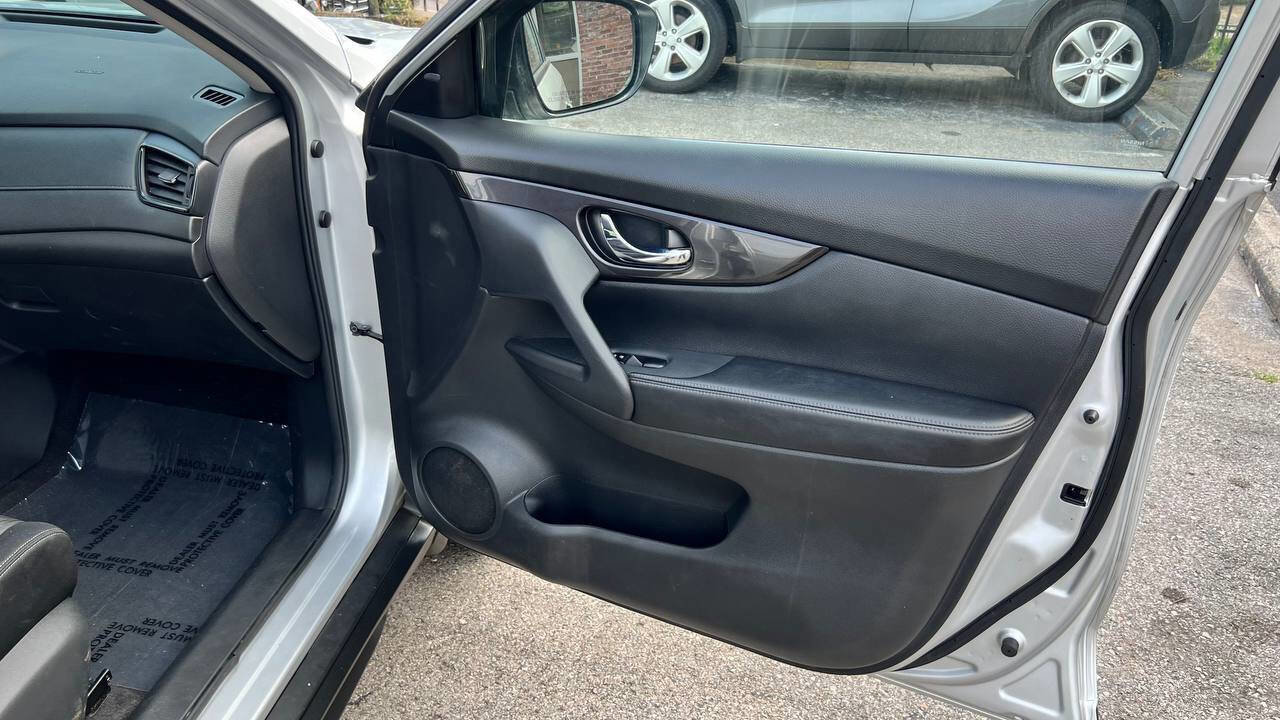 Used 2019 Nissan Rogue SV w/ Sun & Sound Touring Package image 19