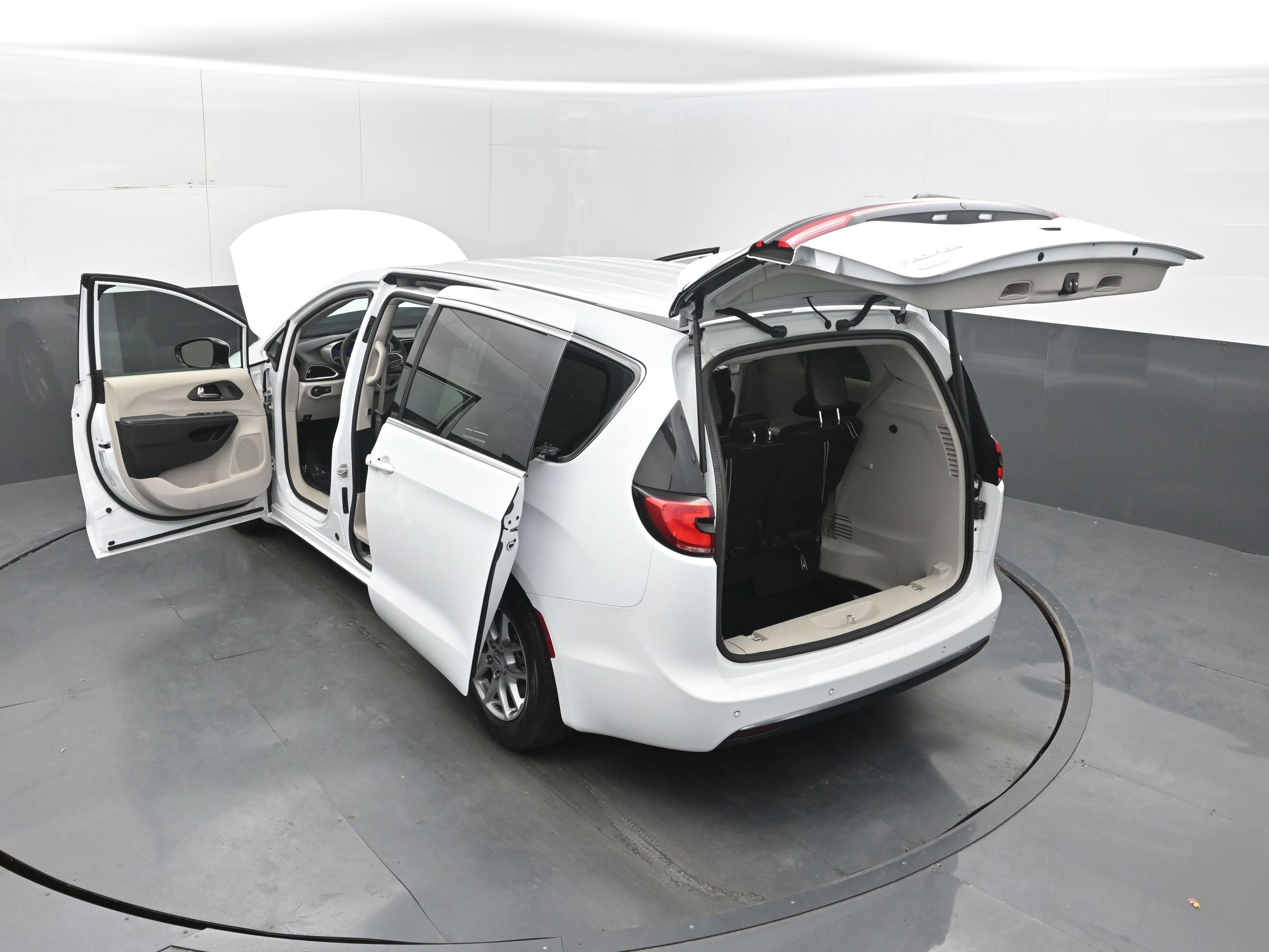 Used 2024 Chrysler Pacifica Touring-L FWD image 39