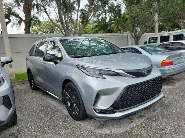 Used 2024 Toyota Sienna XSE FWD image 12
