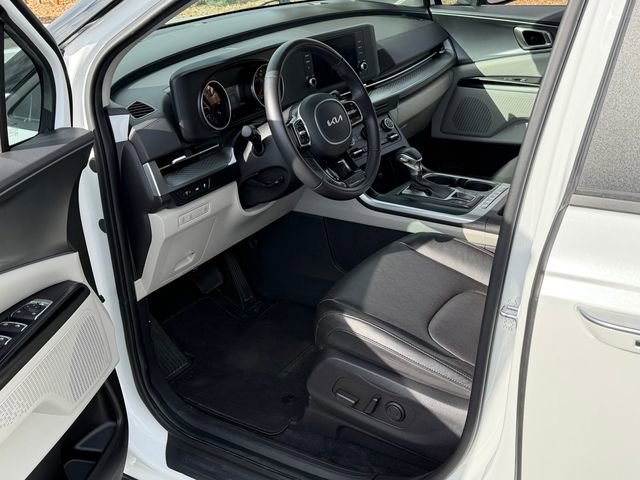 Used 2024 Kia Carnival LX image 11