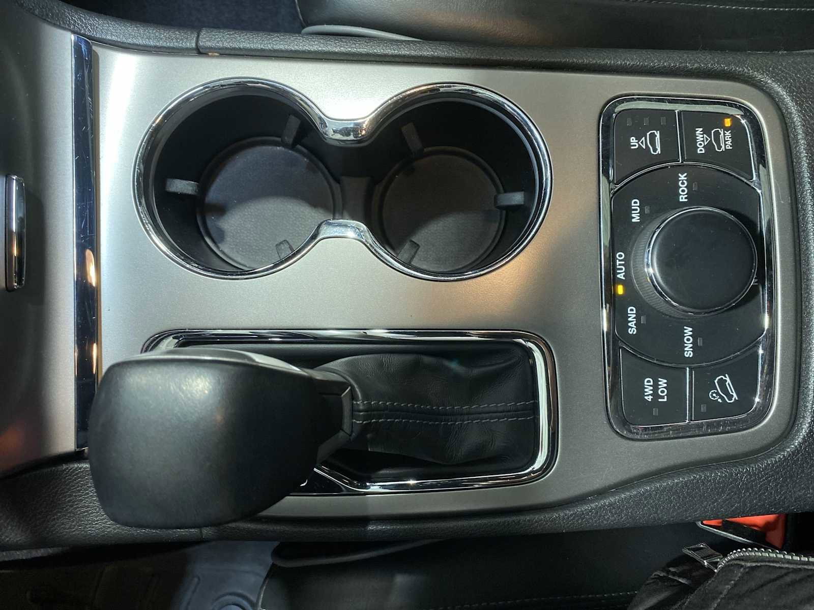 Used 2019 Jeep Grand Cherokee Overland AWD/4WD image 17