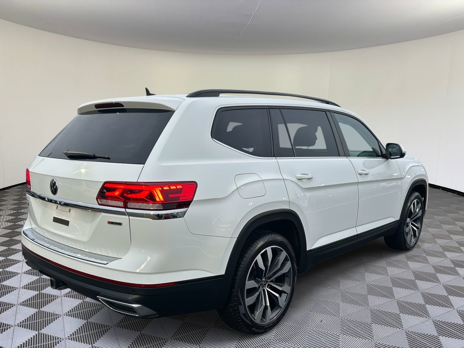 Certified 2022 Volkswagen Atlas SE image 3