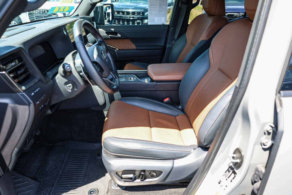 Used 2024 Lexus GX 550 w/ Accessory Package (2T) AWD/4WD image 12
