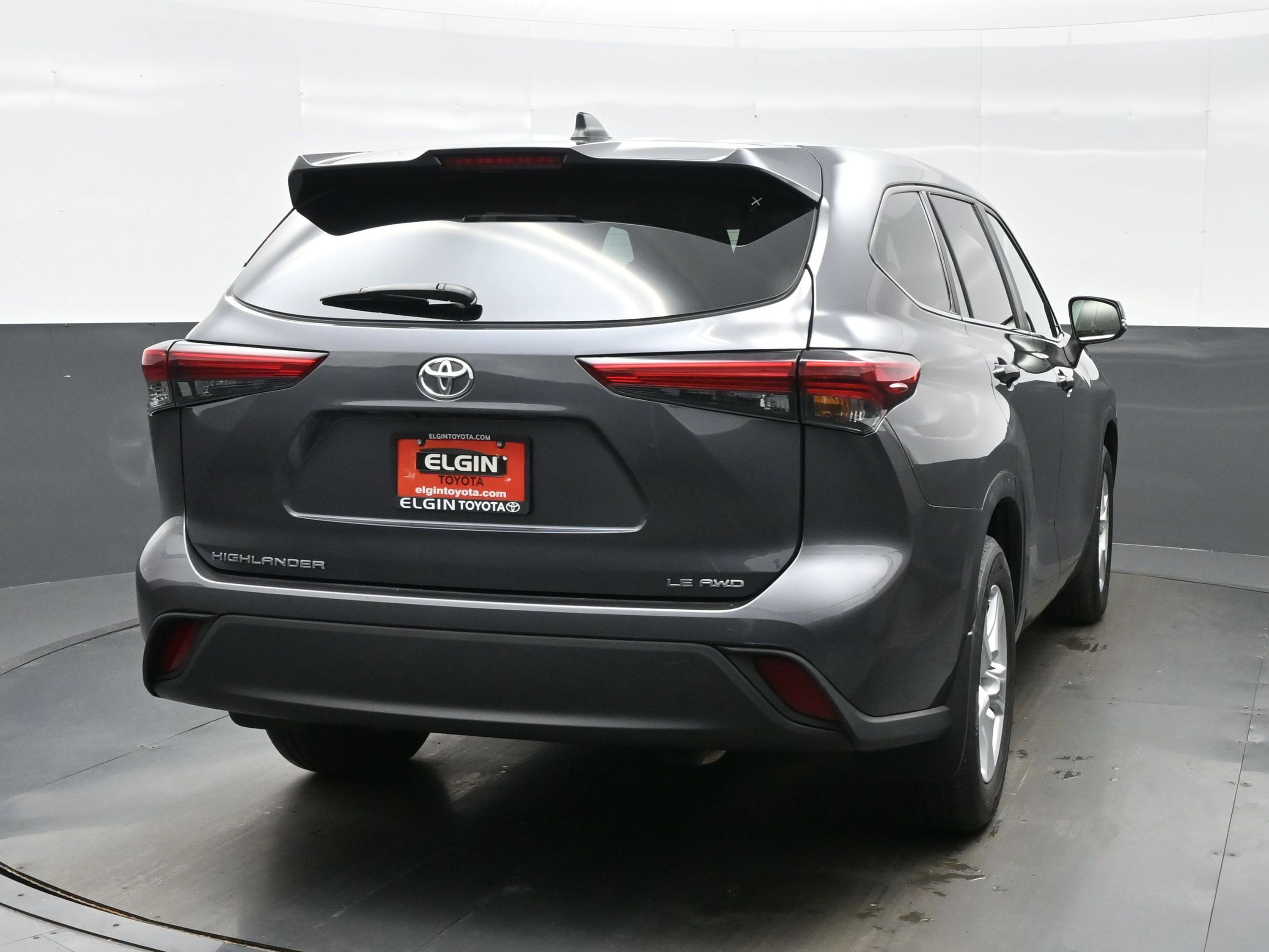 Used 2023 Toyota Highlander LE AWD/4WD image 5