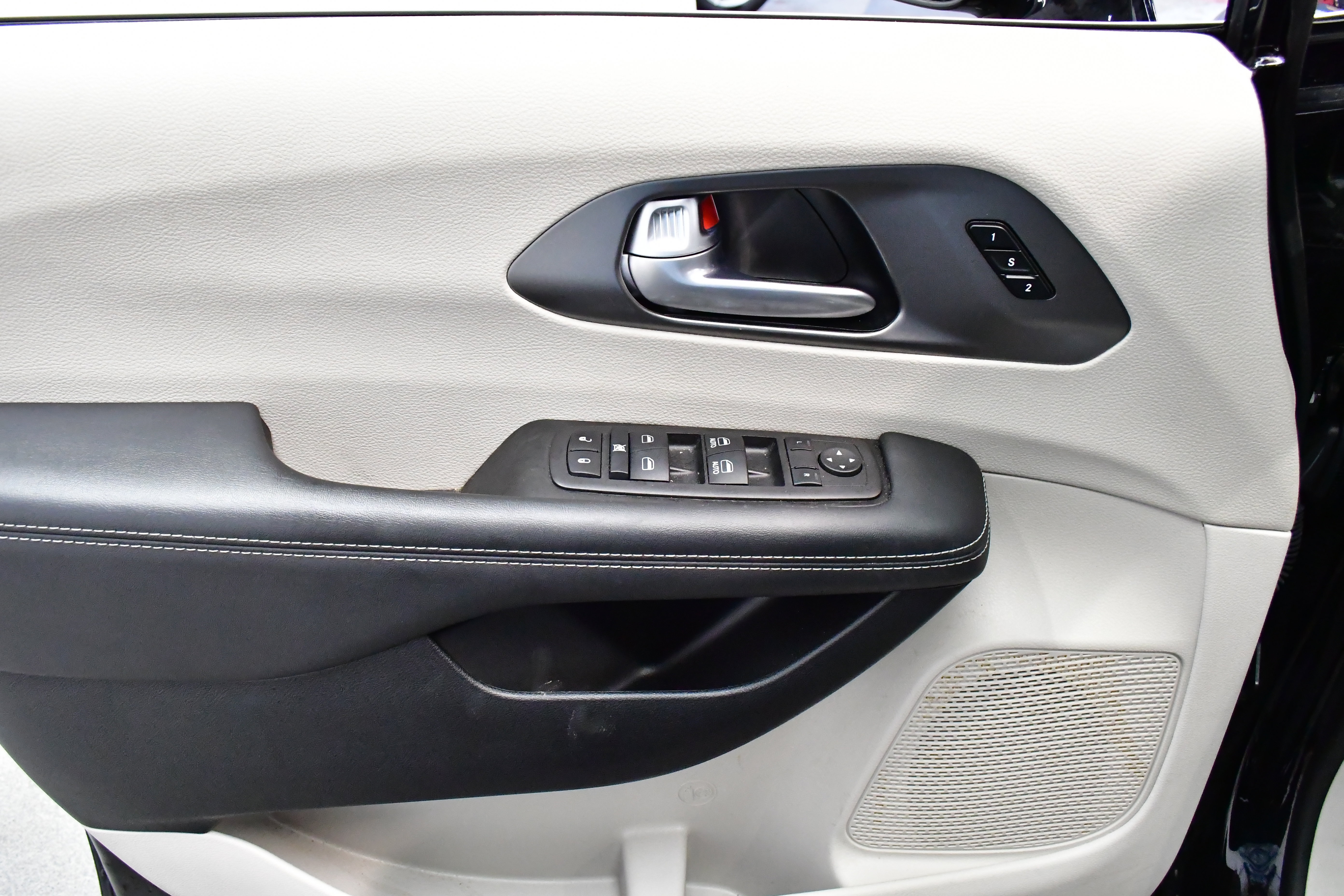 Used 2024 Chrysler Pacifica Touring-L image 37