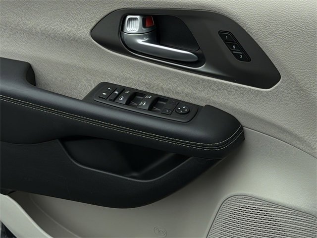 Used 2024 Chrysler Pacifica Touring-L image 33