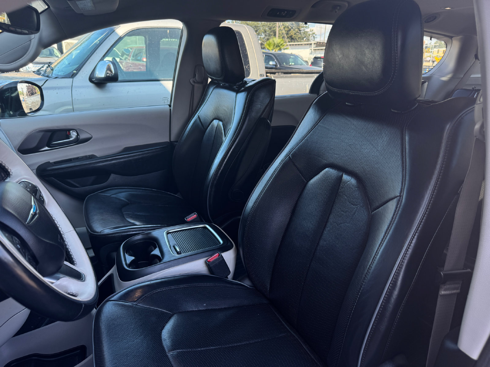 Used 2019 Chrysler Pacifica Limited w/ Advanced Safetytec Group FWD image 11