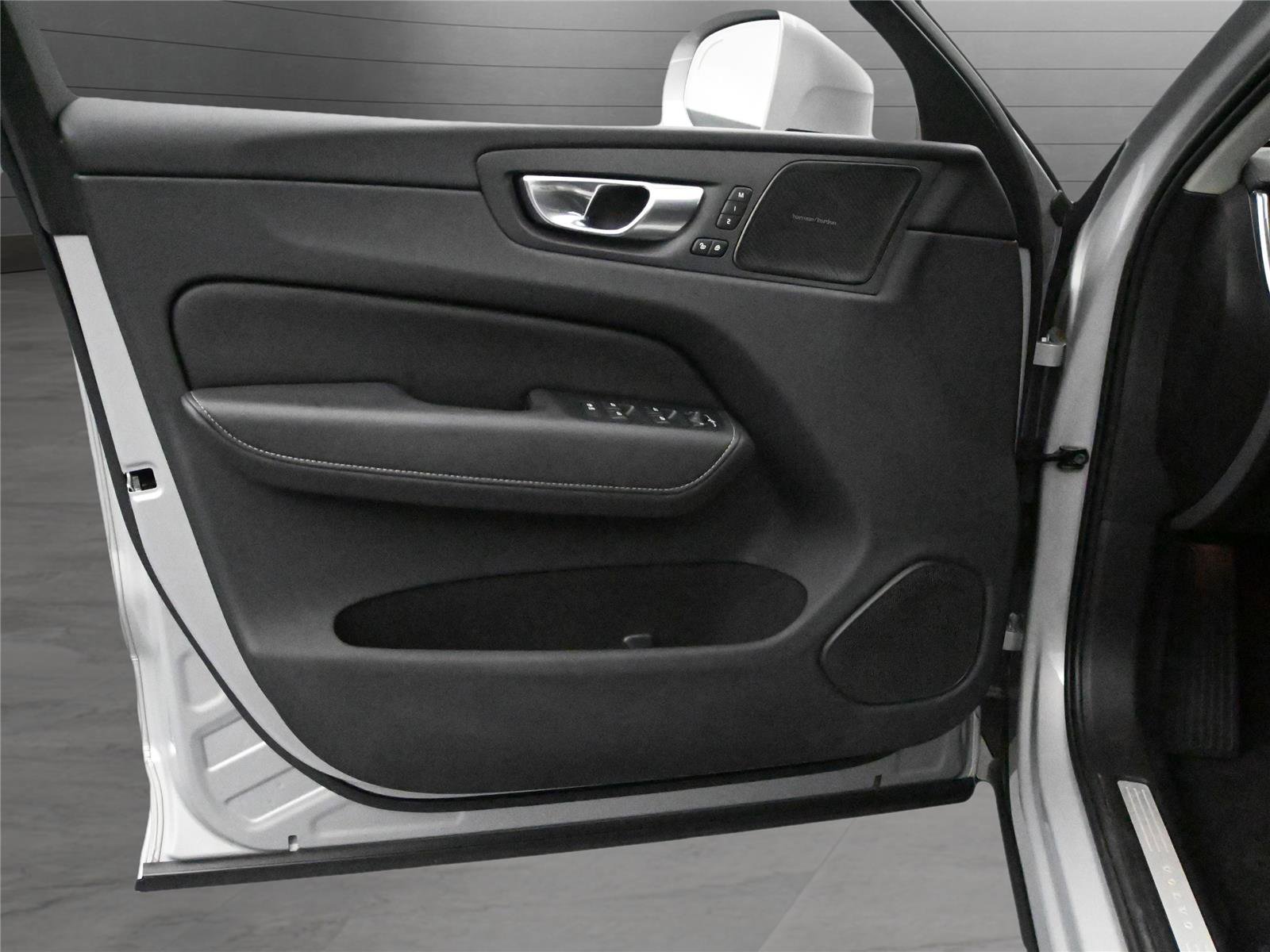 Used 2023 Volvo XC60 B6 Ultimate w/ Climate Package image 8