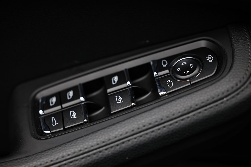 Certified 2024 Porsche Macan image 32