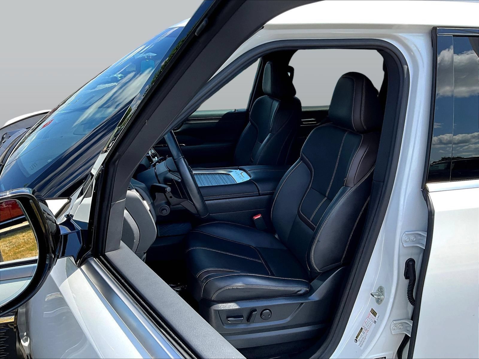 Certified 2025 Nissan Armada SL w/ Captain's Chari Seat Package AWD/4WD image 24