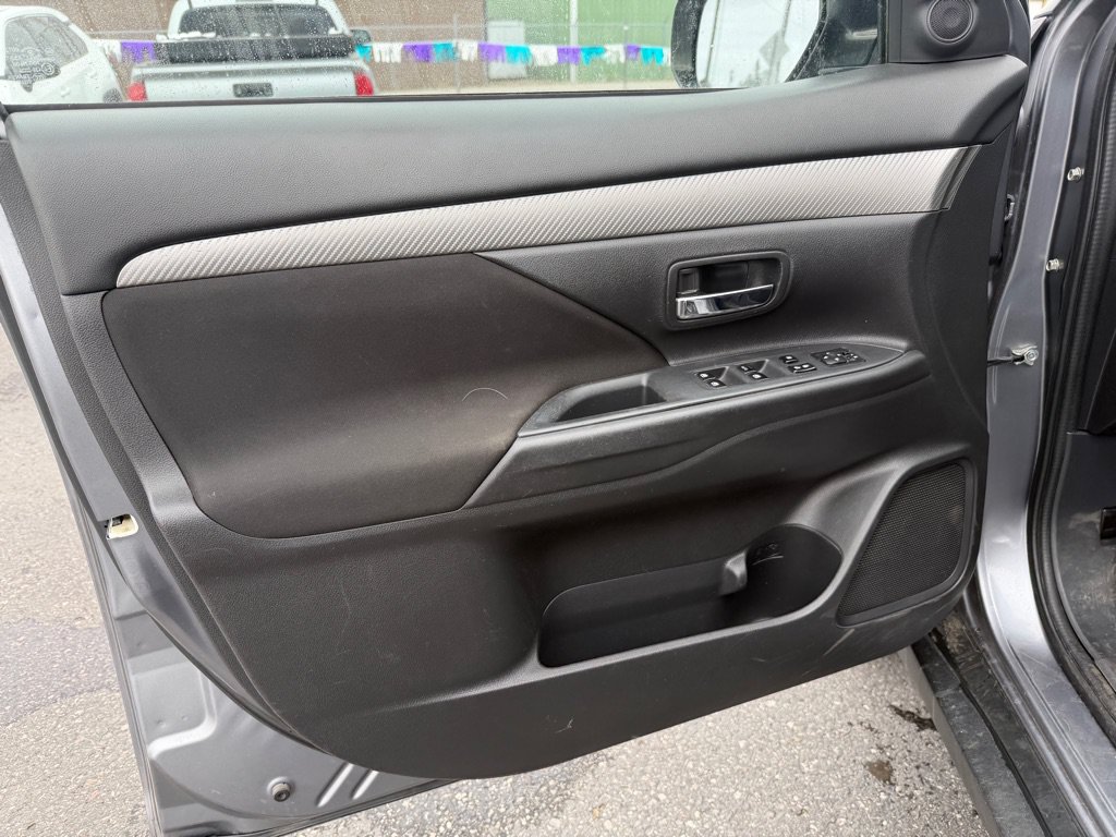 Used 2018 Mitsubishi Outlander SE AWD/4WD image 11