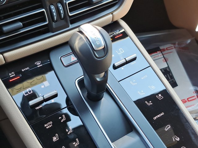 Certified 2025 Porsche Macan AWD/4WD image 35