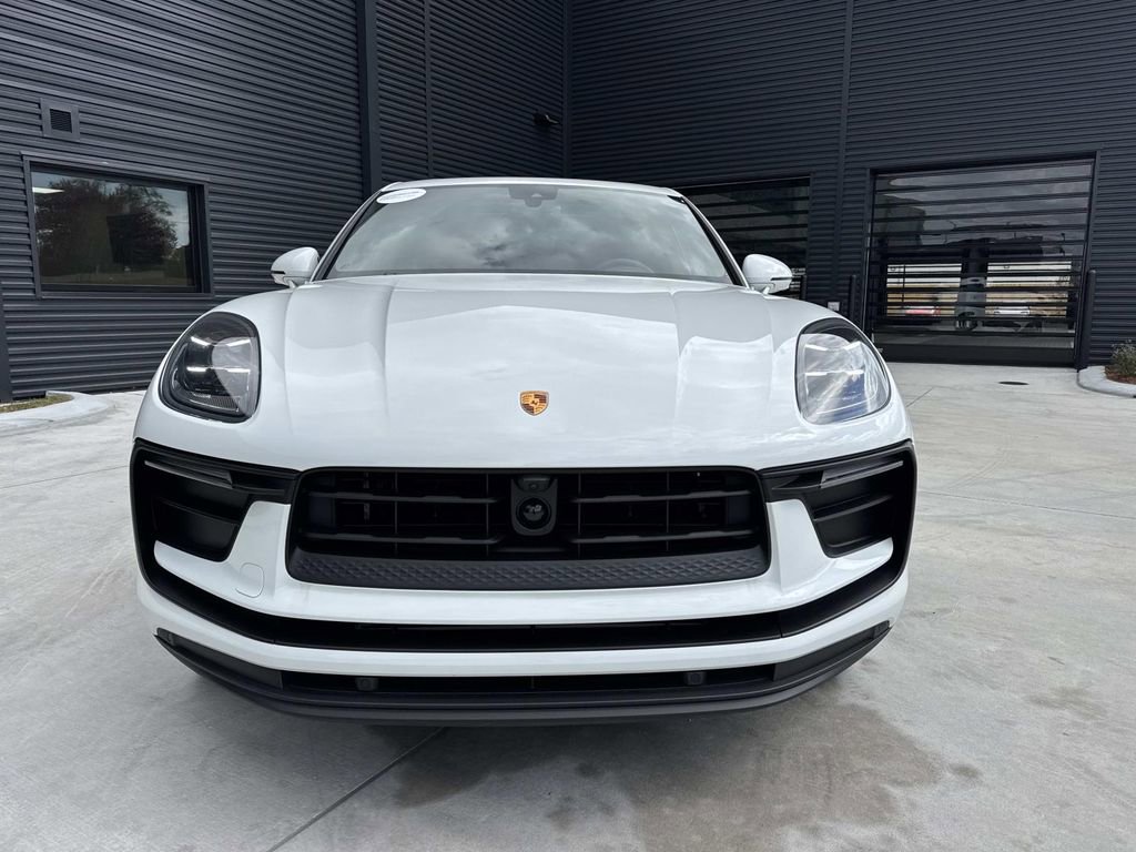 Certified 2025 Porsche Macan image 4