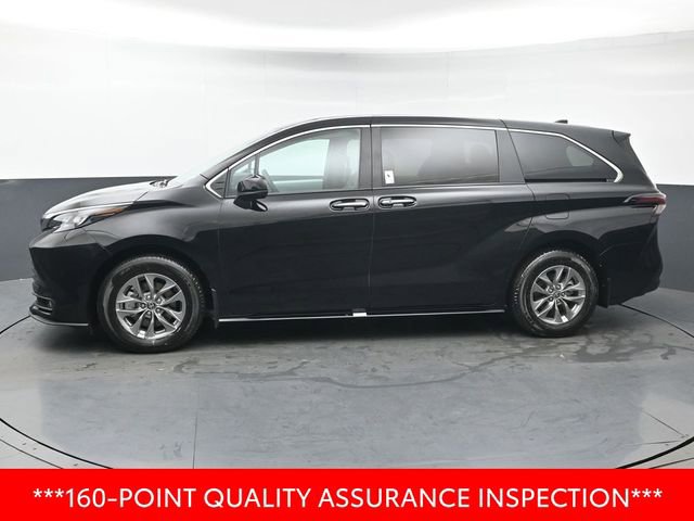 Used 2025 Toyota Sienna XLE image 2