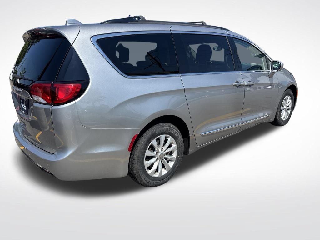 Used 2017 Chrysler Pacifica Touring-L FWD image 19