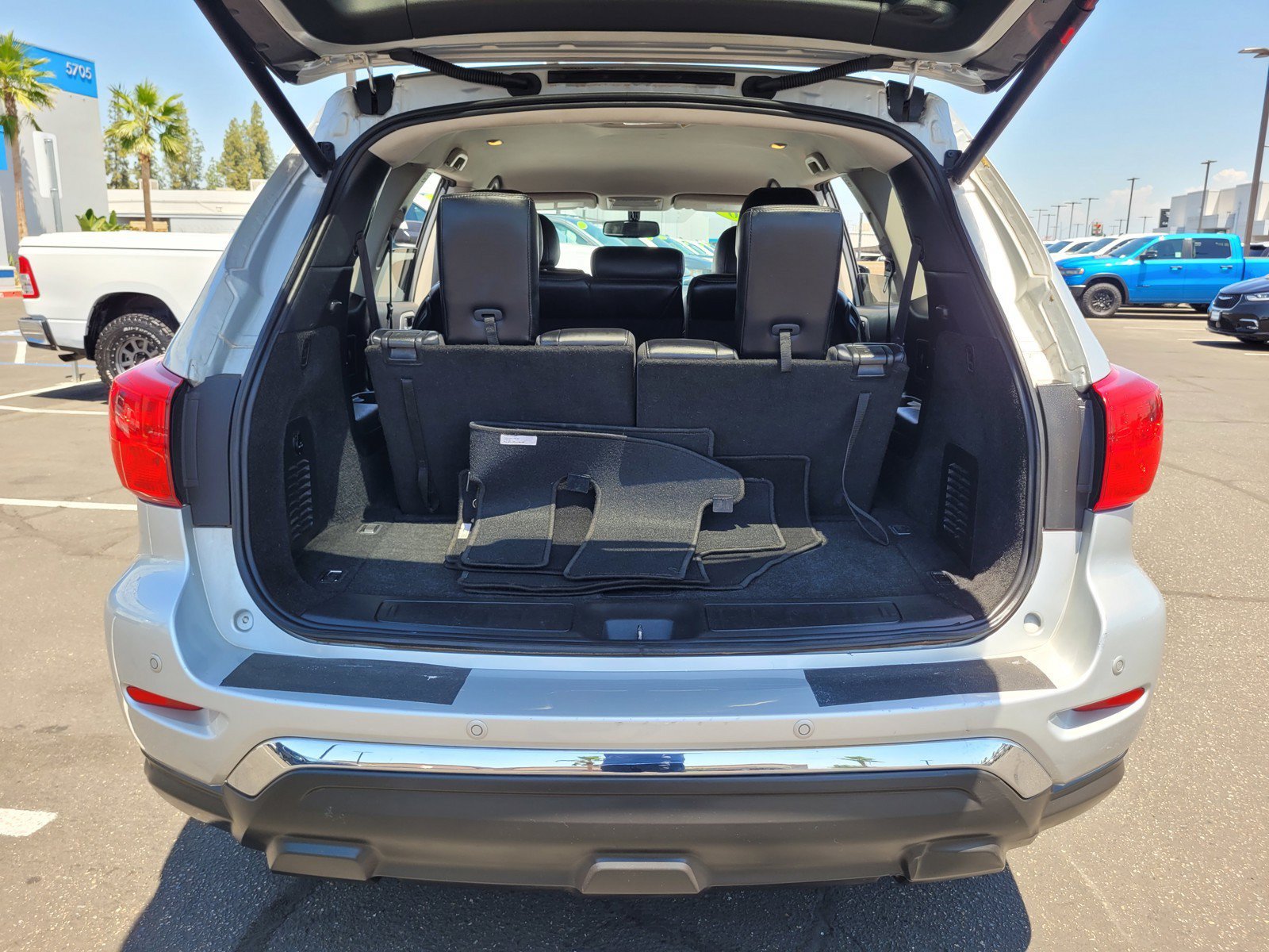 Used 2020 Nissan Pathfinder SL FWD image 28