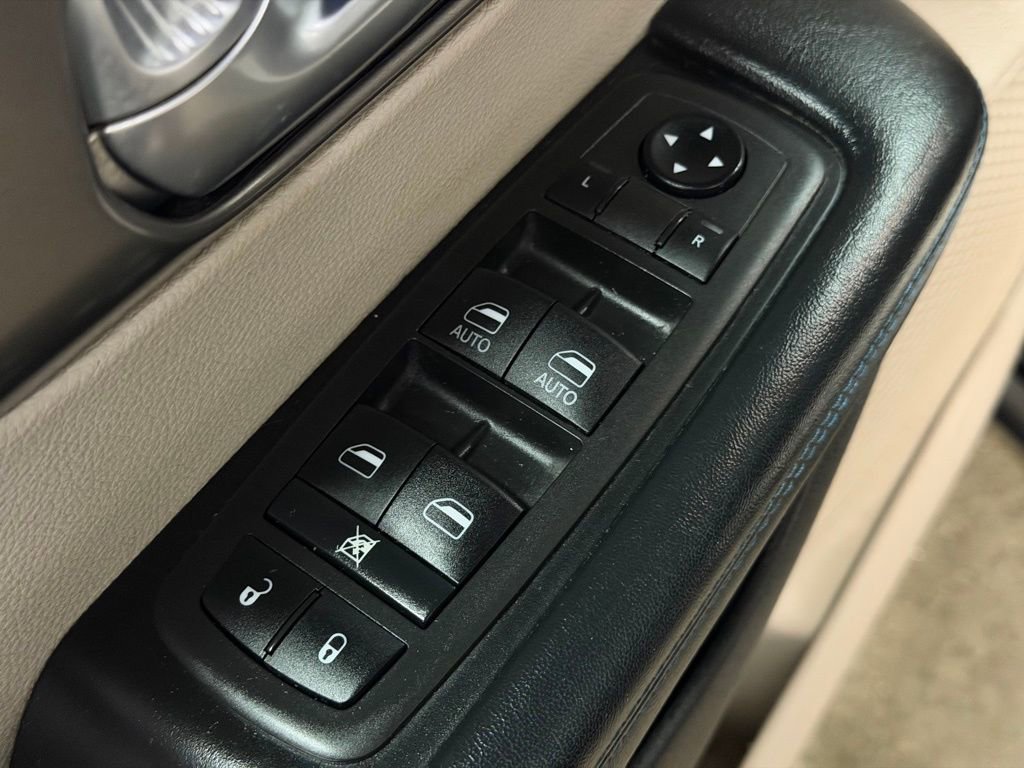 Used 2021 Chrysler Pacifica Touring w/ Cold Weather Group FWD image 28