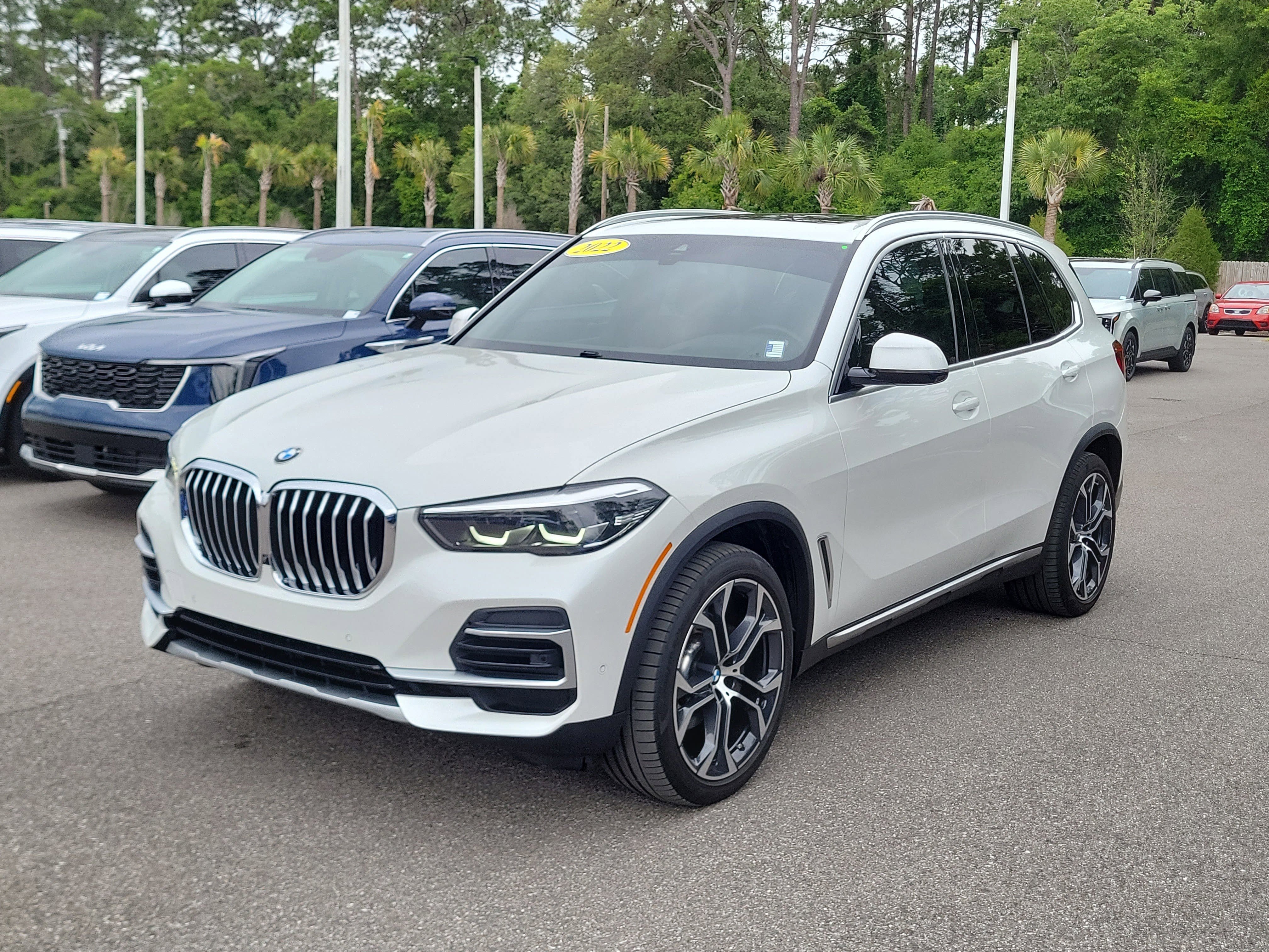 Used 2022 BMW X5 xDrive40i w/ Premium Package AWD/4WD image 3