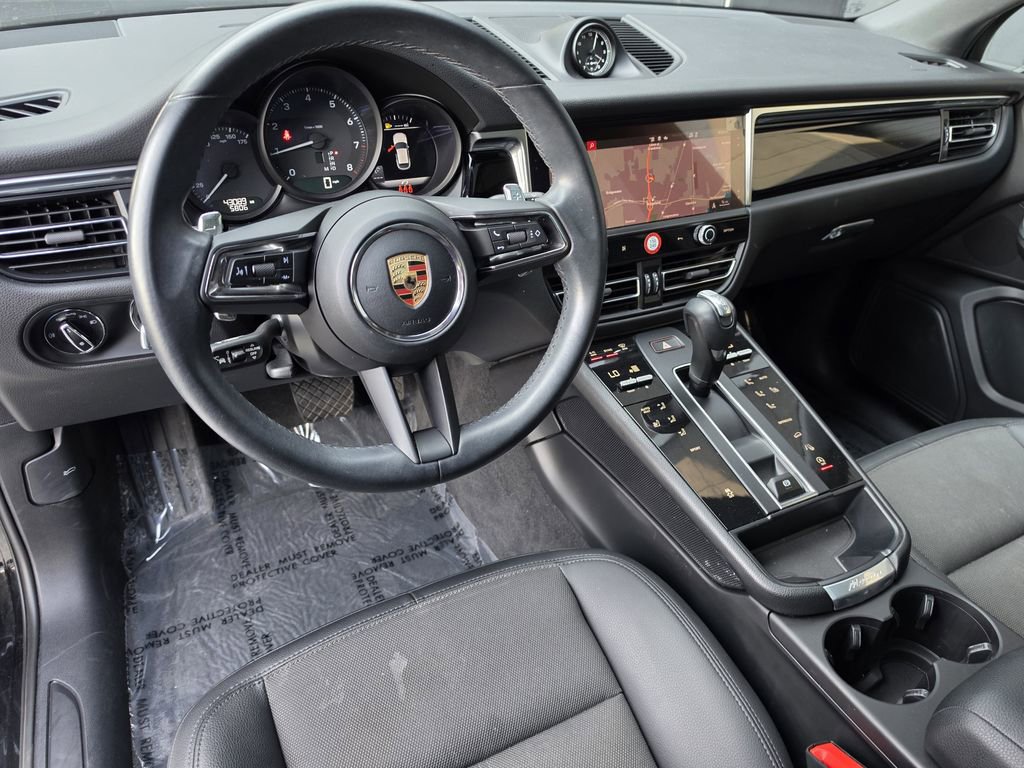 Certified 2023 Porsche Macan image 4