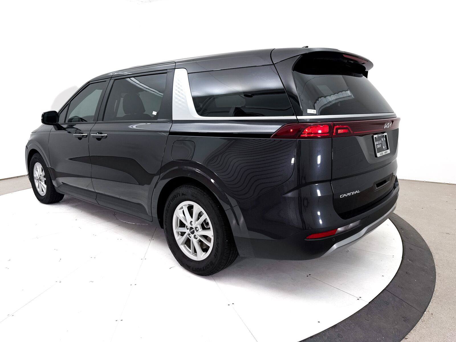 Used 2024 Kia Carnival LX FWD image 17