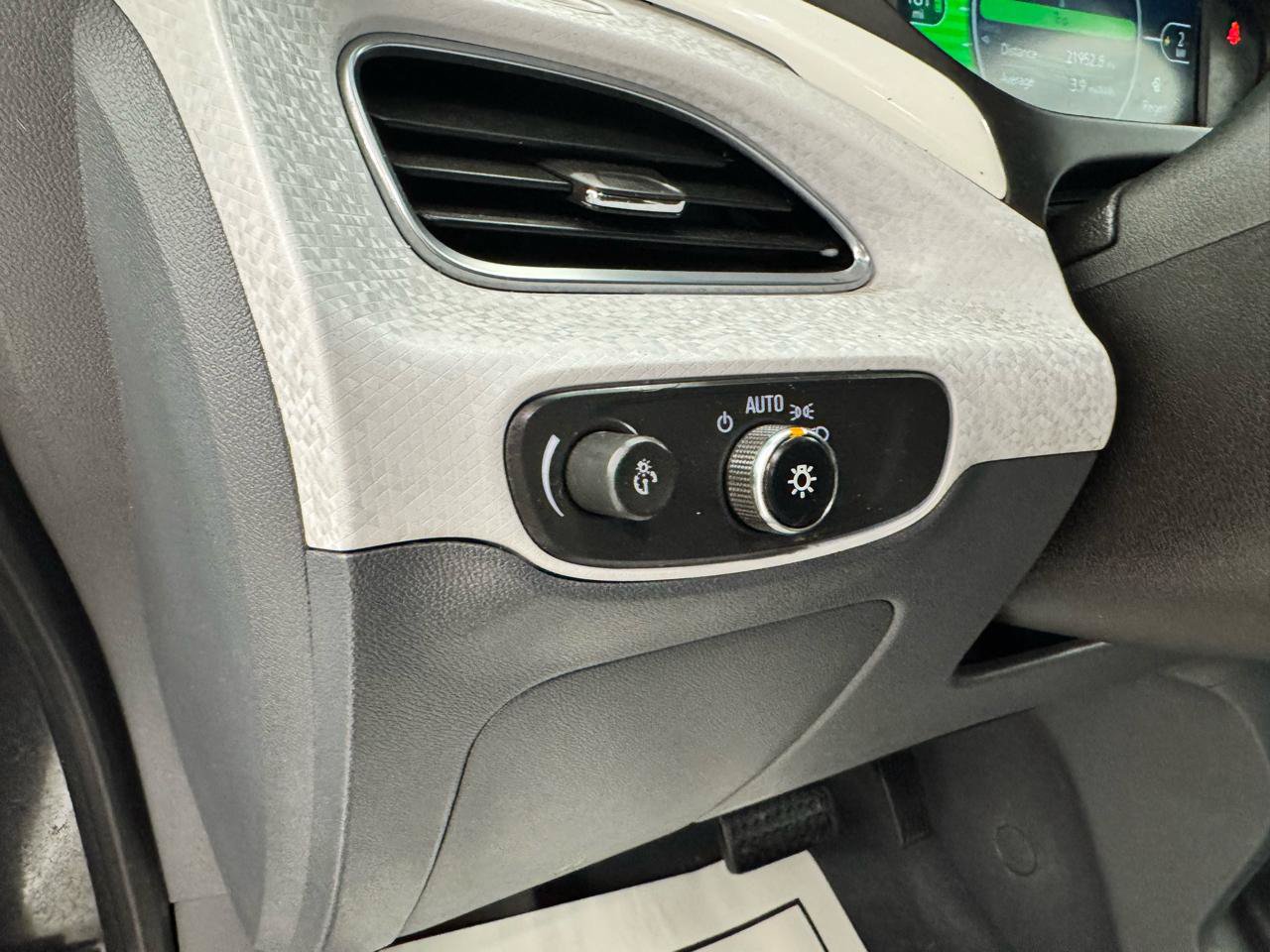 Used 2018 Chevrolet Bolt LT FWD image 14