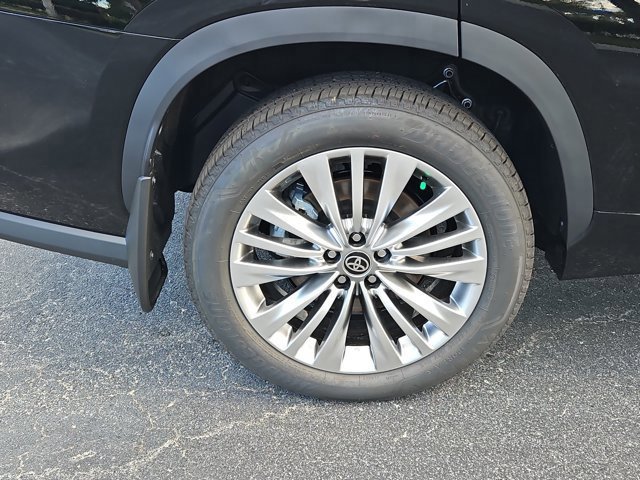 New 2025 Toyota Highlander Platinum image 5