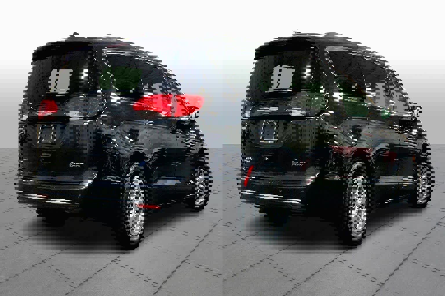 Used 2019 Chrysler Pacifica Touring Plus w/ Cold Weather Group image 12