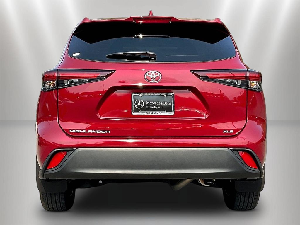Used 2025 Toyota Highlander XLE FWD image 6