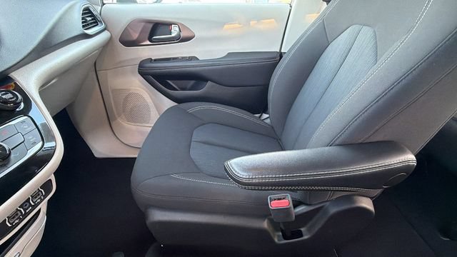 Used 2023 Chrysler Voyager LX FWD image 20