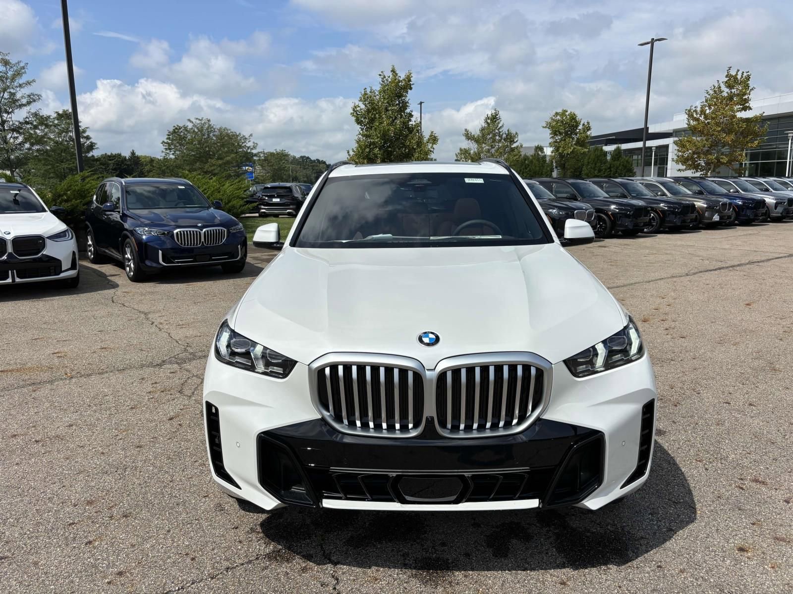 Used 2026 BMW X5 xDrive40i w/ M Sport Package image 2