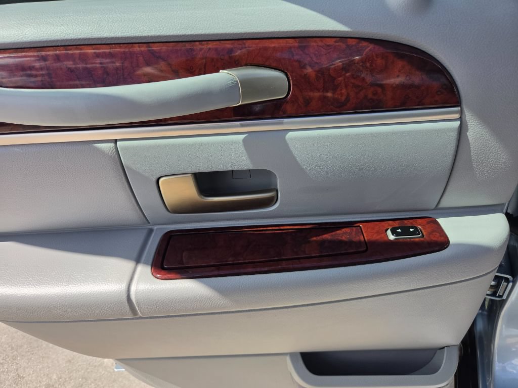 Used 2005 Lincoln Town Car Signature RWD image 24