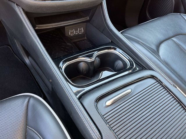 Used 2025 Chrysler Pacifica Limited FWD image 31