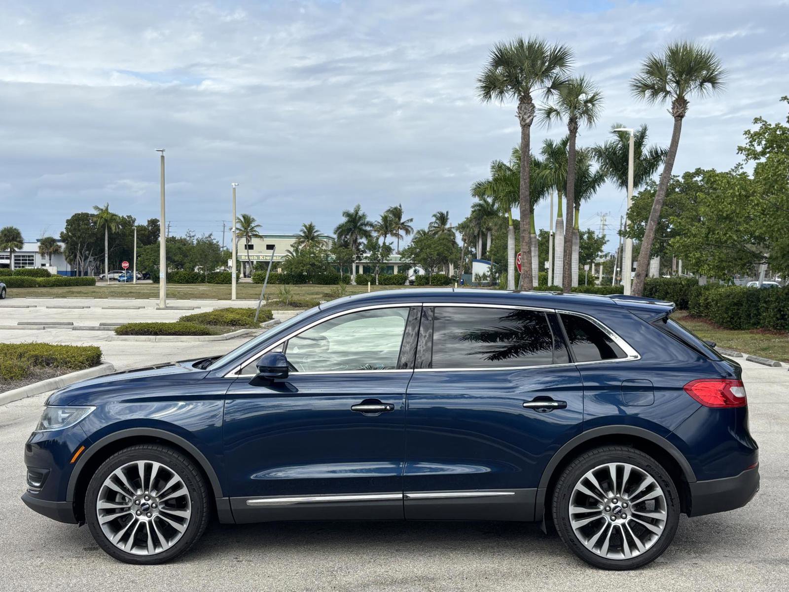 Used 2017 Lincoln MKX Reserve w/ Driver Assistance Package image 9