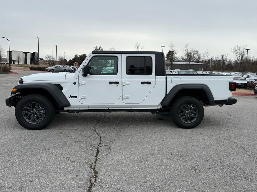 Used 2025 Jeep Gladiator Sport image 4