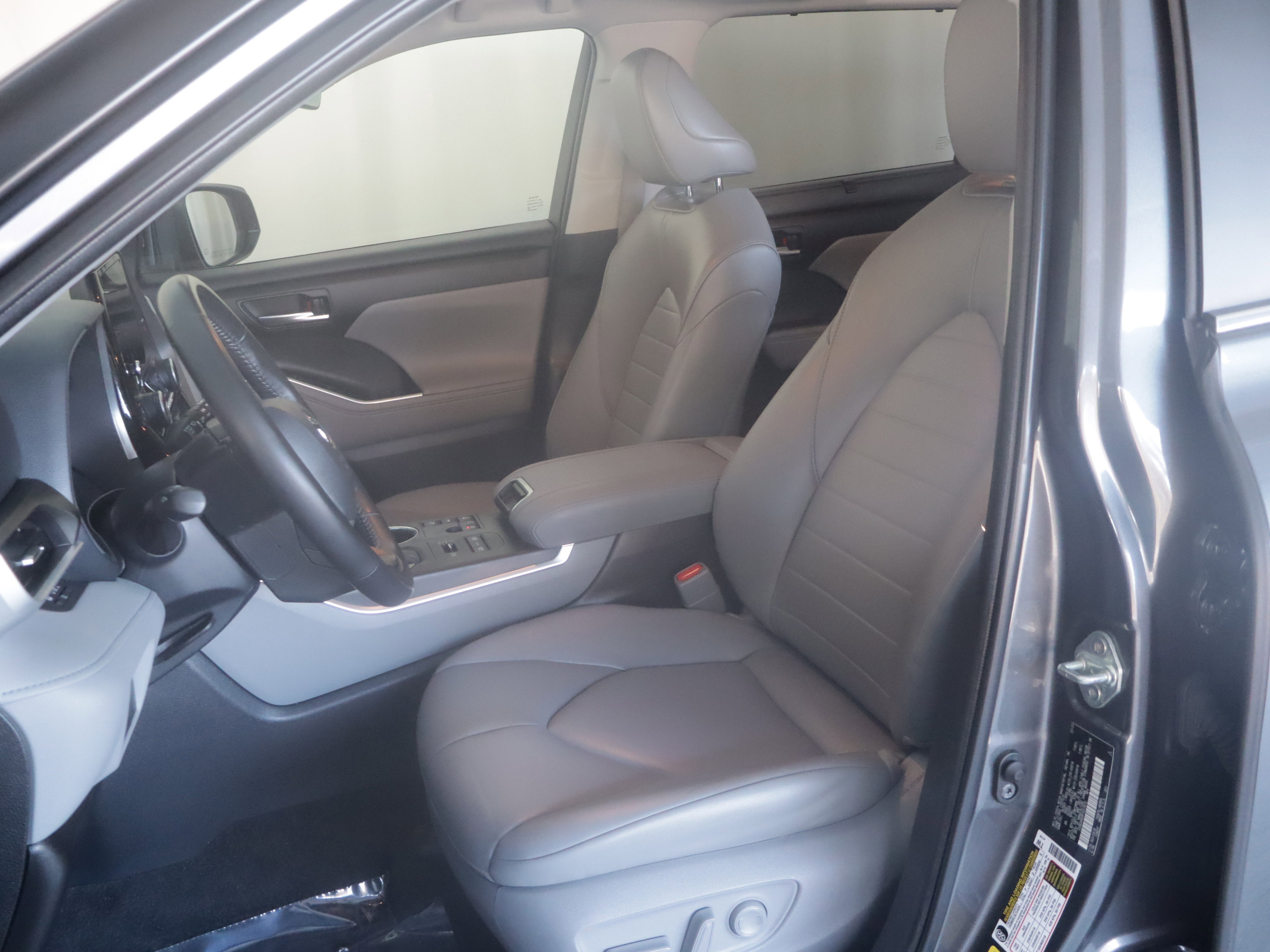 Used 2023 Toyota Highlander XLE image 27