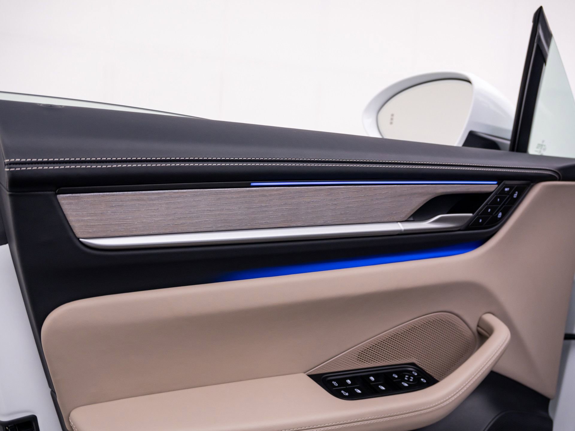 Certified 2025 Porsche Macan 4S Electric image 15