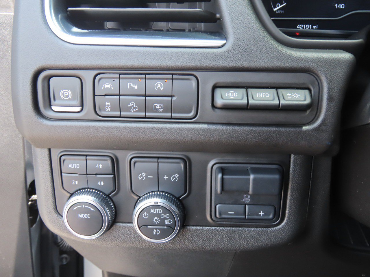 Used 2024 GMC Yukon AT4 w/ Technology Package AWD/4WD image 28
