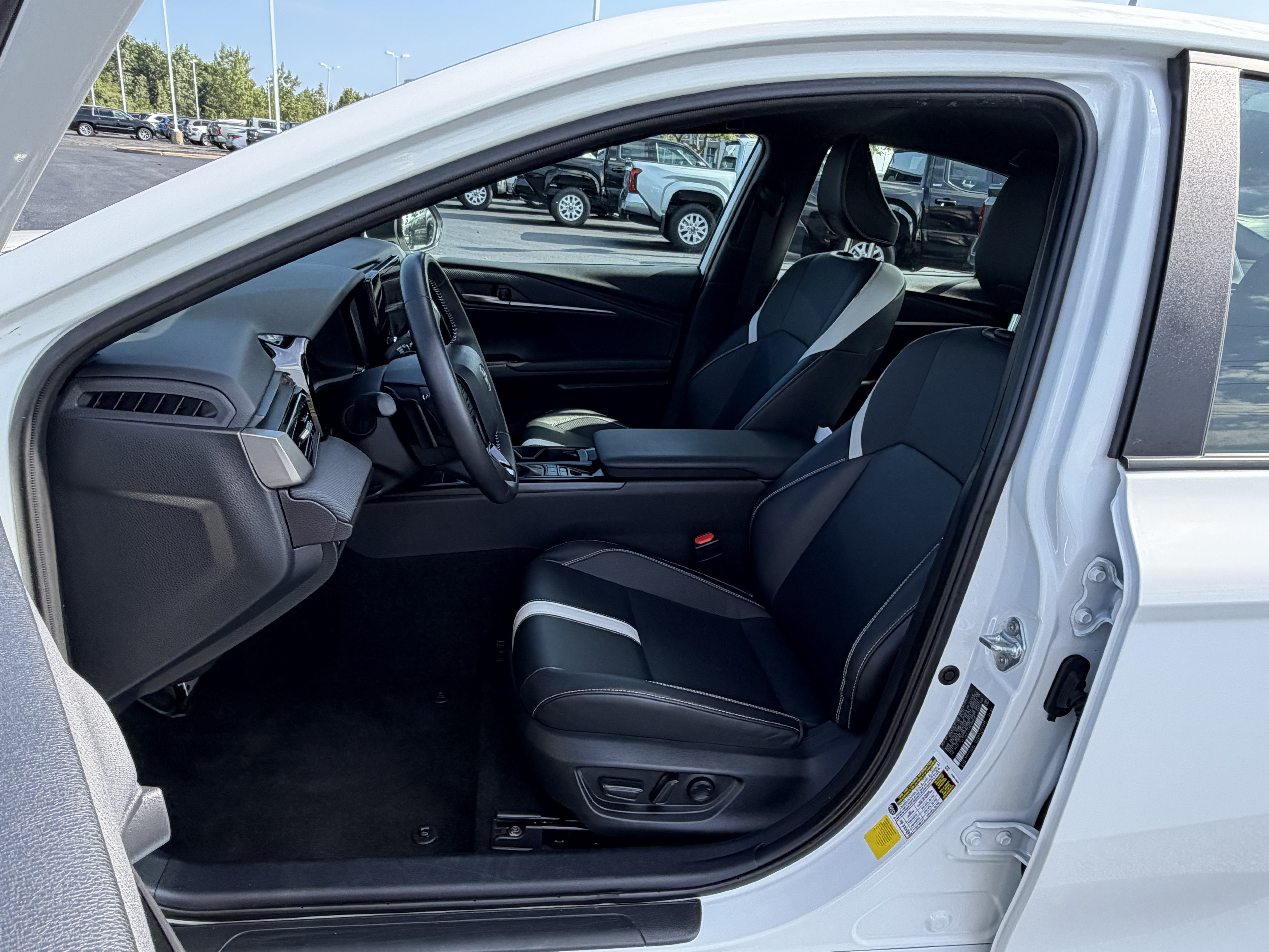 Used 2025 Toyota Camry SE FWD image 14