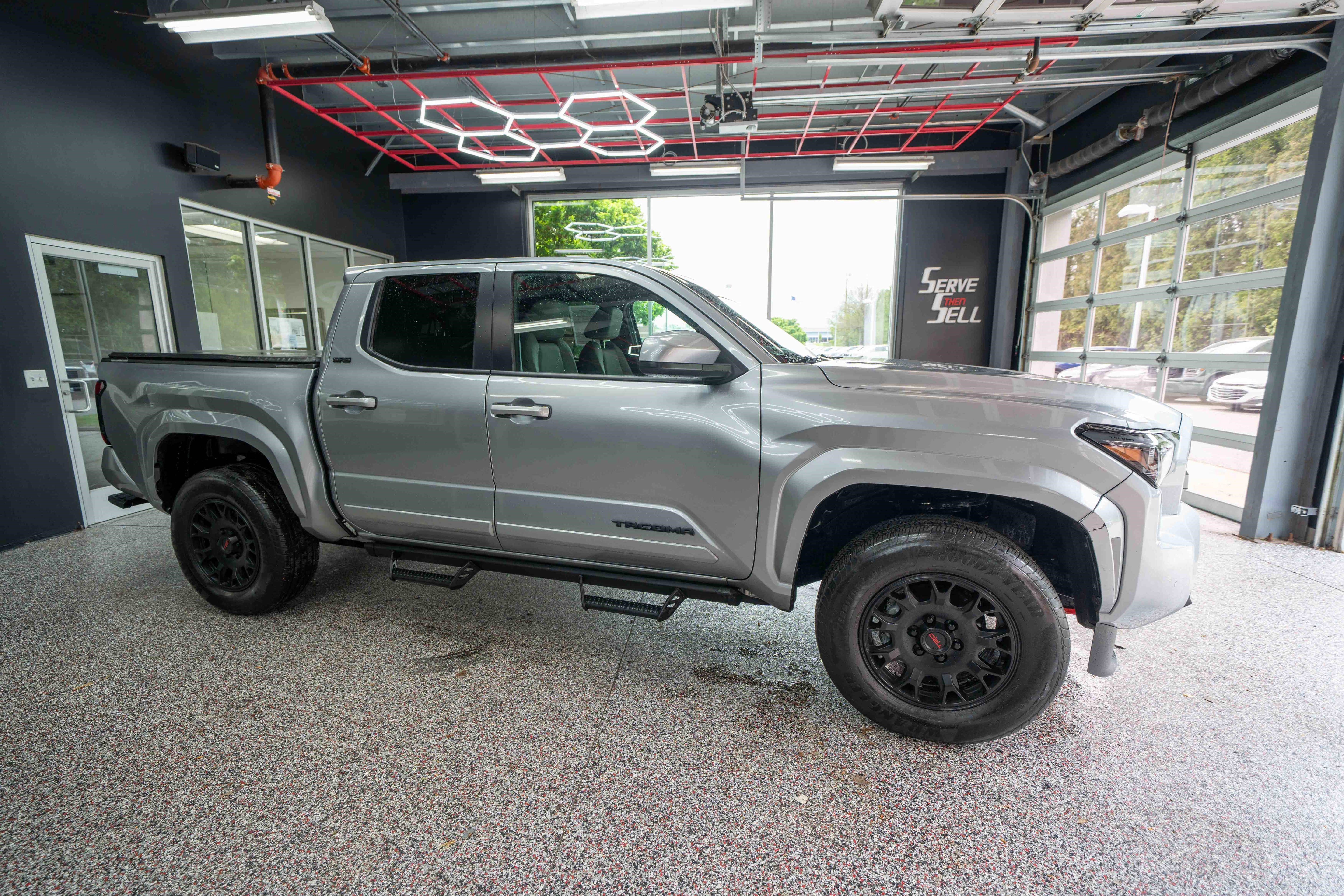 Used 2025 Toyota Tacoma SR5 AWD/4WD image 5